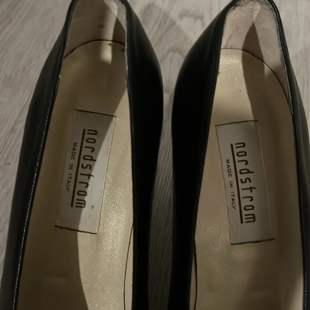 NWOB black and Gold heels by Nordstrom made in Italy